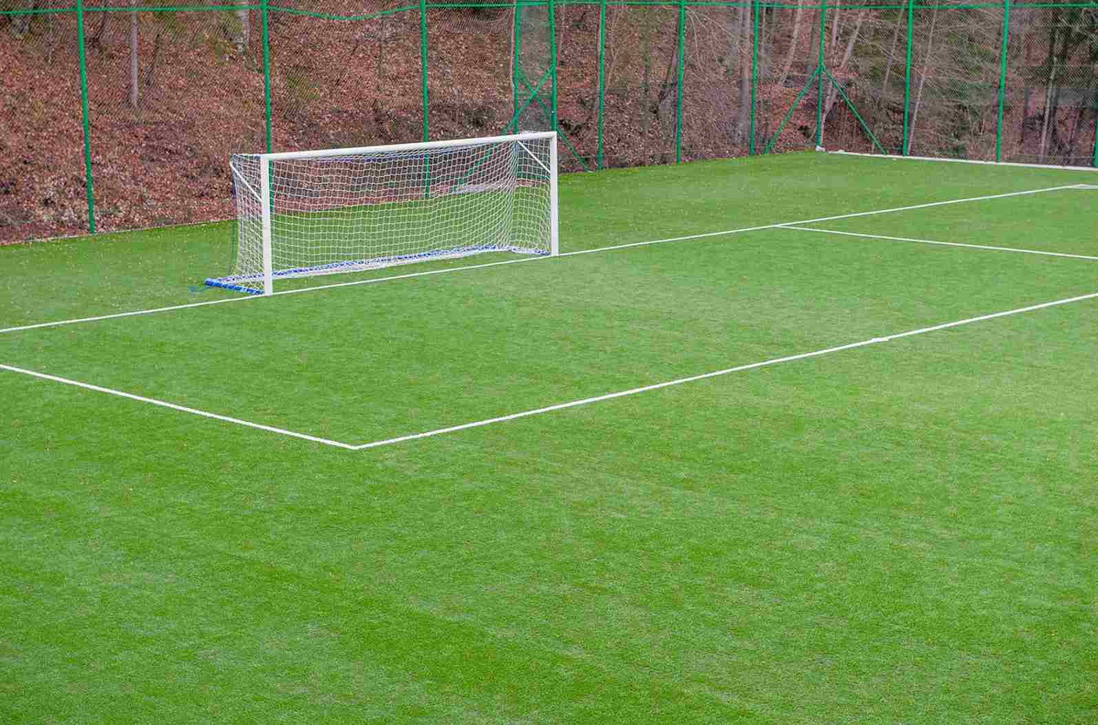 Pasto sintético para espacios deportivos